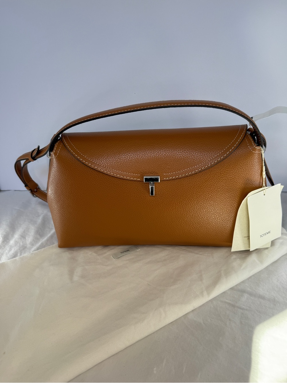 TOTEME T-Lock Medium Top Handle Bag in Tan Grained Leather - Picture 2 of 12
